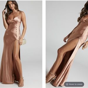 Maxi dress in rose gold with high slit and buttons